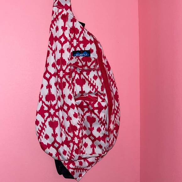 Kavu Handbags - Pink and white Kavu crossbody backpack